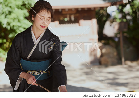 A woman in a furisode kimono purifies her hands at a shrine's chozuya | Worship, Kimono, Traditional Beauty A woman in a furisode kimono purifies her hands at a shrine's chozuya | Worship, Kimono, Traditional Beauty 134969328
