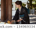 A woman in a furisode kimono purifies her hands at a shrine's chozuya | Worship, Kimono, Traditional Beauty 134969334