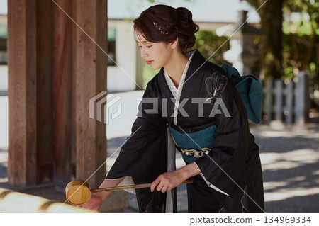 一位身著振袖和服的女子在神社的長壽屋淨手 | 祭祀、和服、傳統之美 一位身著振袖和服的女子在神社的長壽屋淨手 | 祭祀、和服、傳統之美 134969334