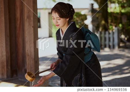 A woman in a furisode kimono purifies her hands at a shrine's chozuya | Worship, Kimono, Traditional Beauty A woman in a furisode kimono purifies her hands at a shrine's chozuya | Worship, Kimono, Traditional Beauty 134969336