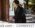 A woman in a furisode kimono purifies her hands at a shrine's chozuya | Worship, Kimono, Traditional Beauty 134969337