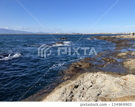 江之島若賀淵:海浪拍打岩石,藍天白雲 江之島若賀淵:海浪拍打岩石,藍天白雲 134969903