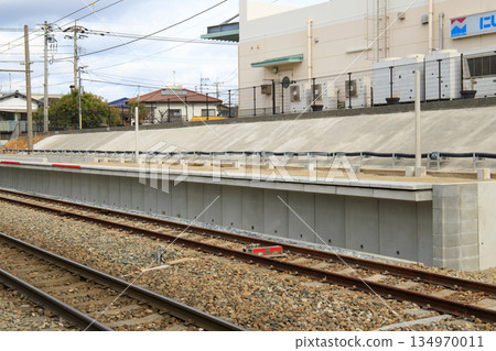 Kashiikaen-mae Station (Nishi-Nippon Railroad) where platform expansion is underway 134970011