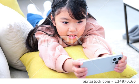 Smartphone elementary school student game study image 134970166