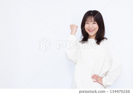 膽量姿勢的女人 134970288