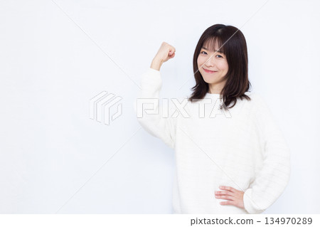 膽量姿勢的女人 134970289