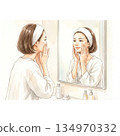 一個女人在鏡子前護膚 134970332