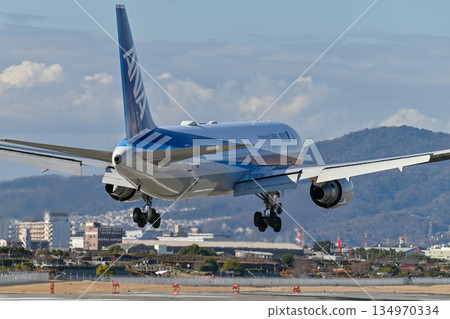 [Toyonaka, Osaka] Planes taking off and landing at Itami Airport. They're so cool, and I get excited every time I see them. 134970334