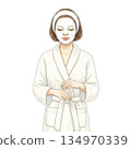 一位身穿浴袍的女士正在敷面膜 134970339