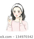 女人正在往臉上塗抹乳霜 134970342