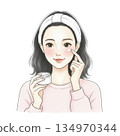 一位女士正在為眼睛塗抹眼霜。 134970344