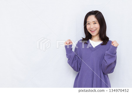 Woman in guts pose 134970452