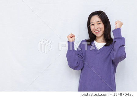 膽量姿勢的女人 134970453