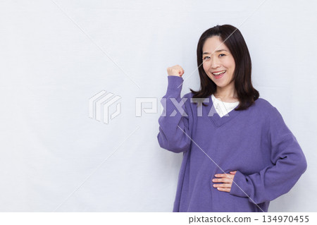 Woman in guts pose 134970455