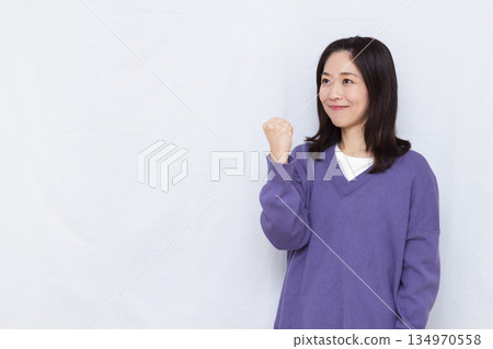 膽量姿勢的女人 134970558