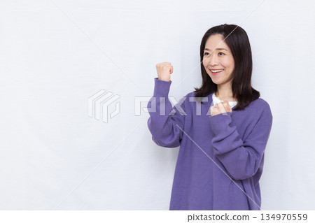 膽量姿勢的女人 134970559