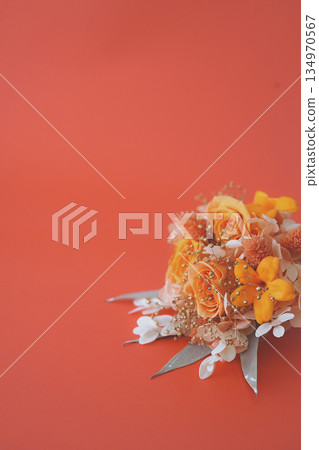 橙色花束（橙色背景） 134970567