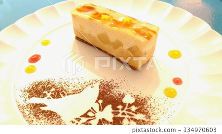 時尚咖啡館甜點,飾以可愛的鳥類圖案 時尚咖啡館甜點,飾以可愛的鳥類圖案 134970603