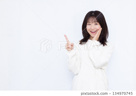 微笑著舉起食指的女人 134970745