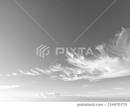 極簡背景，晴空萬裡，雲朵輕柔。 134970779