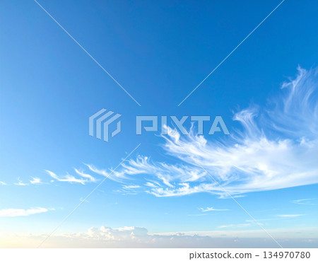 極簡背景，湛藍的天空，輕柔的雲朵。 134970780