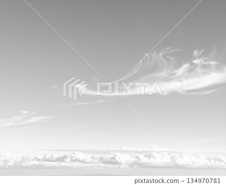 極簡背景，晴空萬裡，雲朵輕柔。 134970781