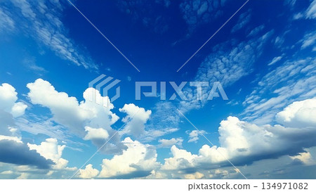 開闊、晴朗的藍天、雲朵，背景素材，16:9 尺寸 134971082