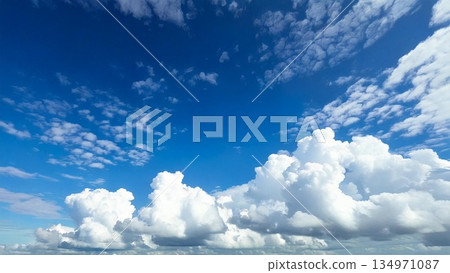 開闊、晴朗的藍天、雲朵，背景素材，16:9 尺寸 134971087