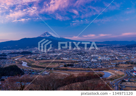 (Shizuoka Prefecture) Evening view of the street lights of Mishima City and Mt. Fuji (Shizuoka Prefecture) Evening view of the street lights of Mishima City and Mt. Fuji 134971120
