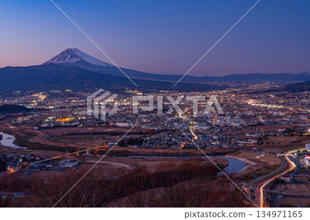 (Shizuoka Prefecture) Evening view of the street lights of Mishima City and Mt. Fuji 134971165