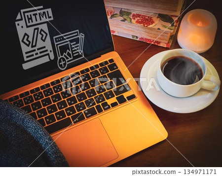 網頁開發與編碼的桌面場景 134971171