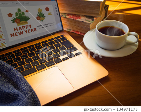 一台用於設計新年賀卡的筆記型電腦 134971173