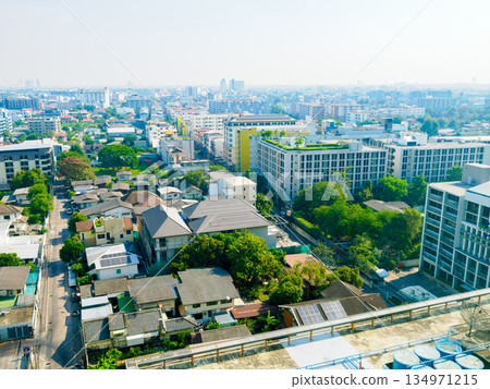 從曼谷翁努特區的一棟建築上看到的泰國曼谷景色 134971215