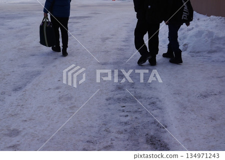 走在雪道的人們 走在雪道的人們 134971243