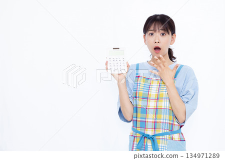 驚訝的家庭主婦拿著計算器 驚訝的家庭主婦拿著計算器 134971289