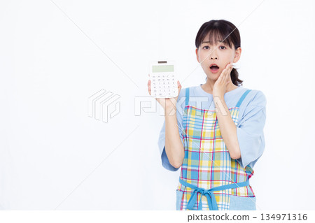 驚訝的家庭主婦拿著計算器 134971316