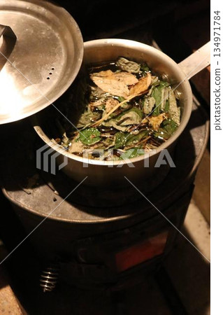 用柴火爐煮製的黑文字茶 134971784