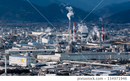 富士市造紙廠升騰起白色蒸汽 富士市造紙廠升騰起白色蒸汽 134971946