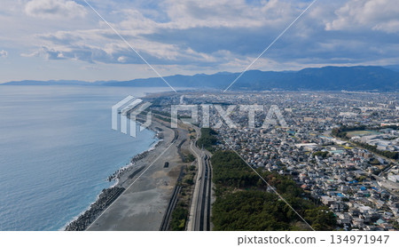 富士市的海岸城市景觀,太平洋在此與城市交會。 富士市的海岸城市景觀,太平洋在此與城市交會。 134971947