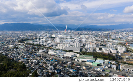雲層升騰的蒸氣-富士市工業區的遠景 雲層升騰的蒸氣-富士市工業區的遠景 134971949