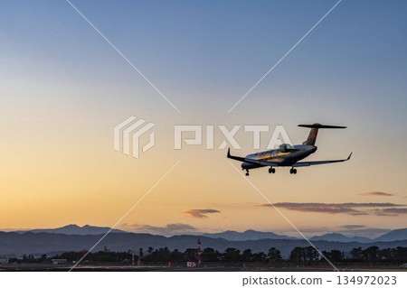 黃昏時分的仙台機場,飛機降落,宮城縣名取市 黃昏時分的仙台機場,飛機降落,宮城縣名取市 134972023