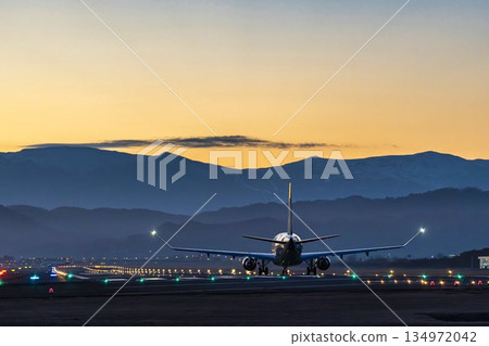 黃昏時分的仙台機場,飛機起飛,宮城縣名取市 黃昏時分的仙台機場,飛機起飛,宮城縣名取市 134972042