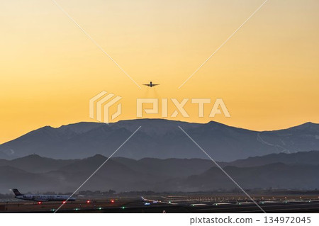 黃昏時分的仙台機場,飛機起飛,宮城縣名取市 黃昏時分的仙台機場,飛機起飛,宮城縣名取市 134972045
