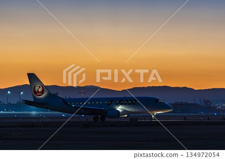 黃昏時分的仙台機場，飛機滑行，宮城縣名取市 134972054