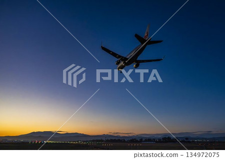 黃昏時分的仙台機場，飛機降落，宮城縣名取市 134972075