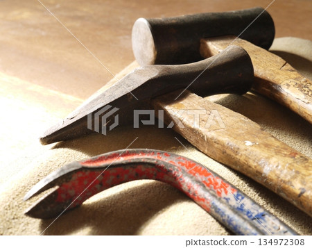 木工工具，錘子和拔釘器 134972308