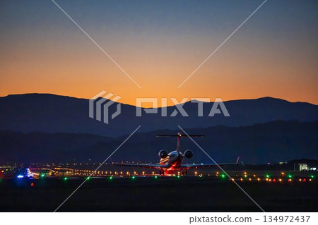宮城縣名取市仙台機場夜間飛機起飛 宮城縣名取市仙台機場夜間飛機起飛 134972437