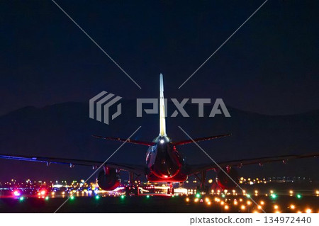 宮城縣名取市仙台機場夜間飛機起飛 134972440