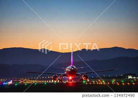 黃昏時分的仙台機場，飛機起飛，宮城縣名取市 134972490