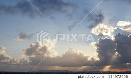 陽光透過雲層灑在沖繩平靜的海面上。 134972496